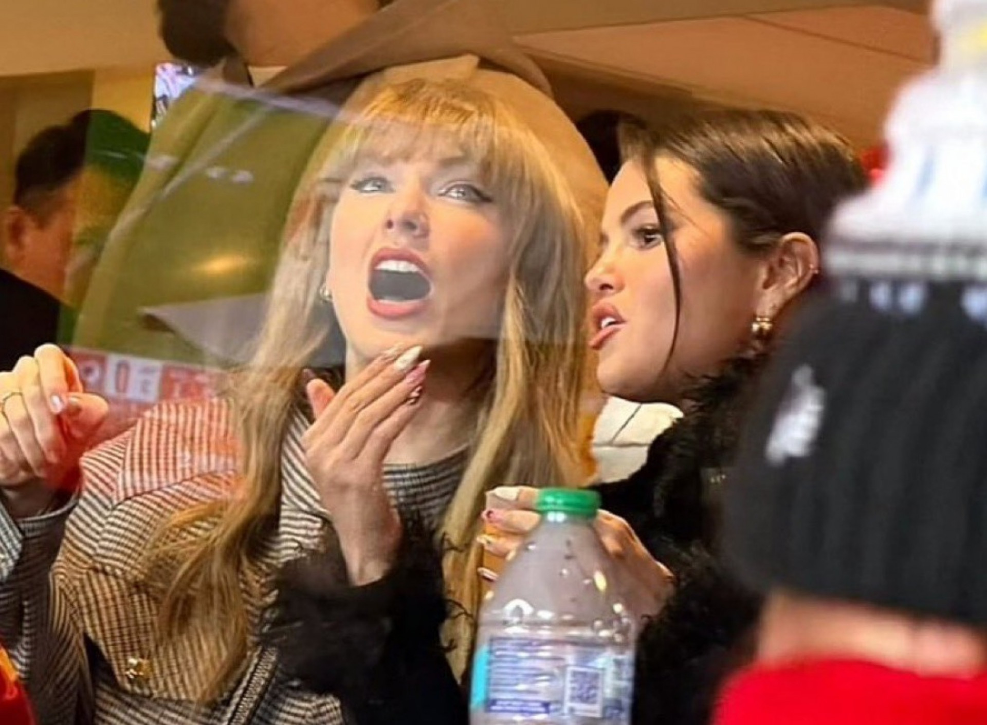 Taylor Swift e Selena Gomez reagem ao jogo e conversam - Reprodução / X