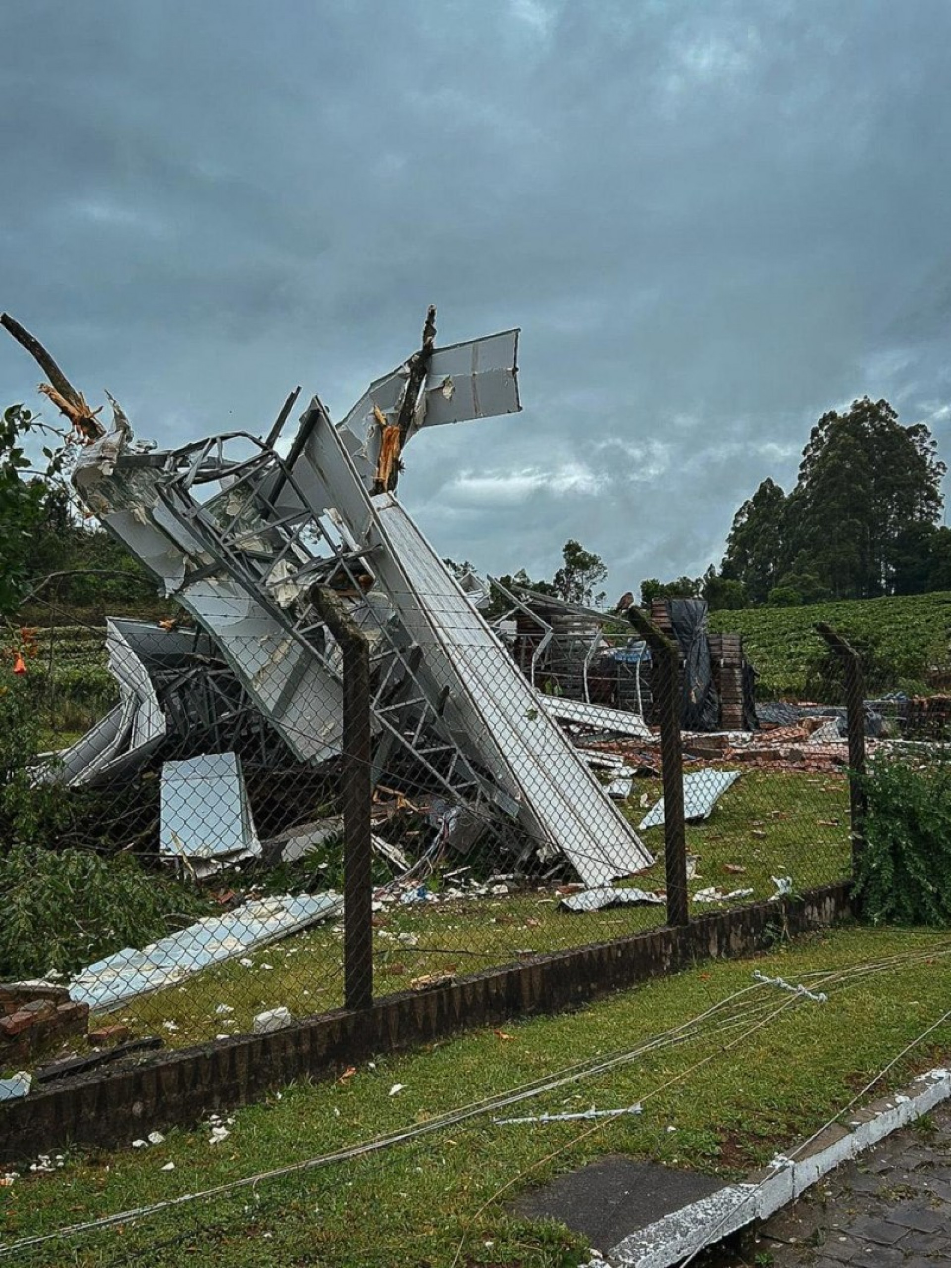 Estragos foram registrados em telhados de escolas, comércios, igreja e Unidade Básica de Saúde (UBS) - Divulgação/ Defesa Civil RS