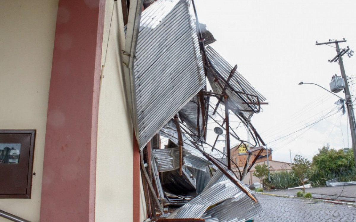 Estragos foram registrados em telhados de escolas, com&eacute;rcios, igreja e Unidade B&aacute;sica de Sa&uacute;de (UBS) - Divulga&ccedil;&atilde;o/ Defesa Civil RS