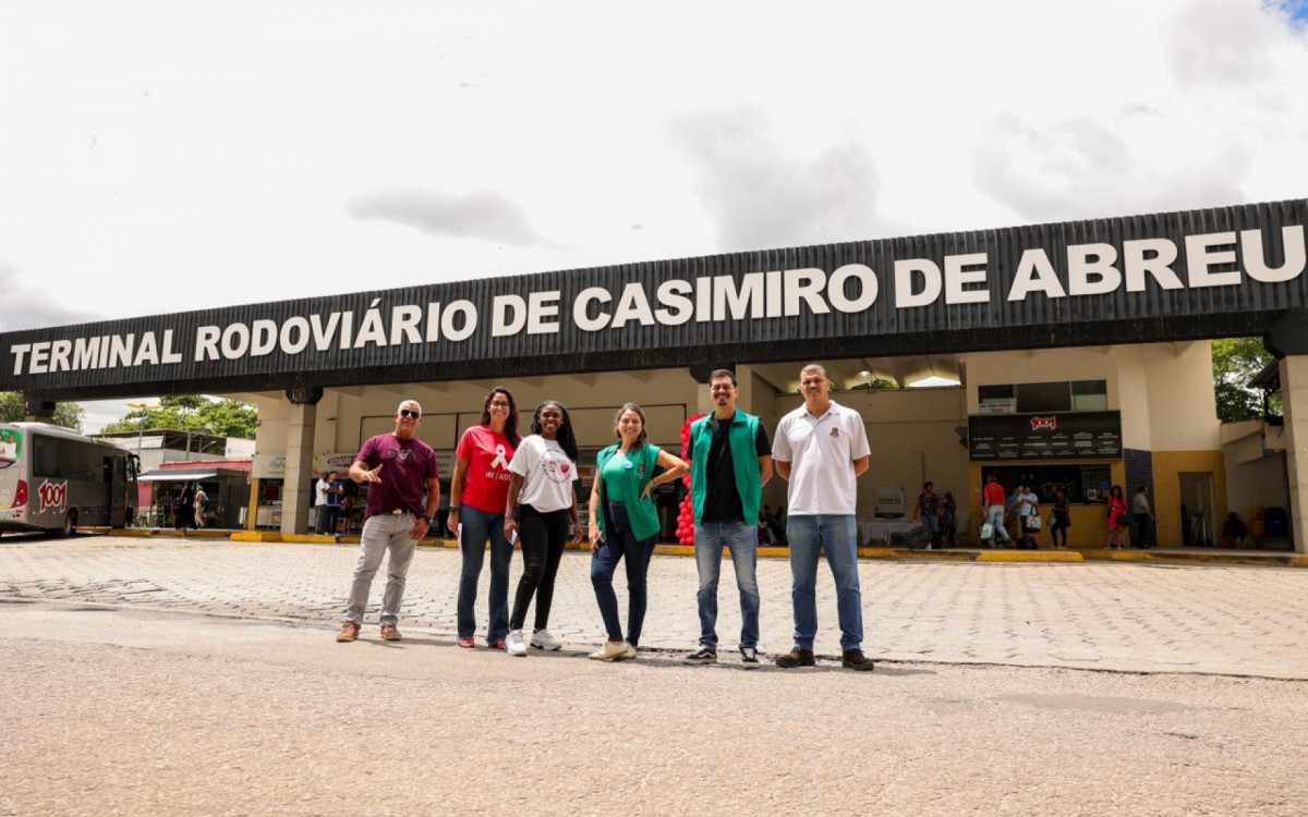 Profissionais orientam viajantes e trabalhadores no terminal durante a mobilização do Dezembro Vermelho