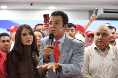 Presidente de Honduras denuncia 'adulteração' dos resultados eleitorais e interferência de Trump