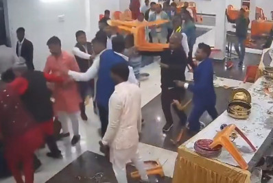 Vídeo! Casamento termina em briga generalizada por causa de sobremesa na Índia