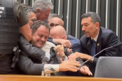 Deputado é arrancado à força da Mesa da Câmara