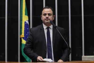 Glauber questiona Motta por truculência após ser retirado da cadeira da Presidência da Câmara