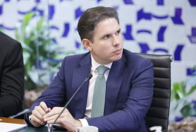 Presidente da Câmara decide votar projeto que pode reduzir pena de Bolsonaro