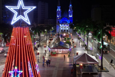 Decoração de Natal transforma o centro da cidade em misto de luz e encanto