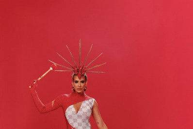 Lore Improta celebra desfile histórico da Viradouro em look para ensaio