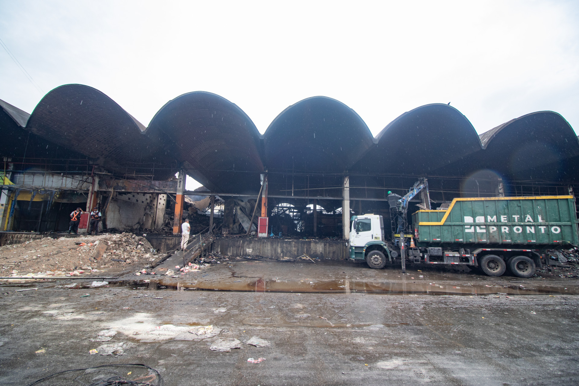 Ceasa de Irajá permanece sem limpeza adequada e com forte odor quase uma semana após incêndio - Érica Martin/Agência O Dia