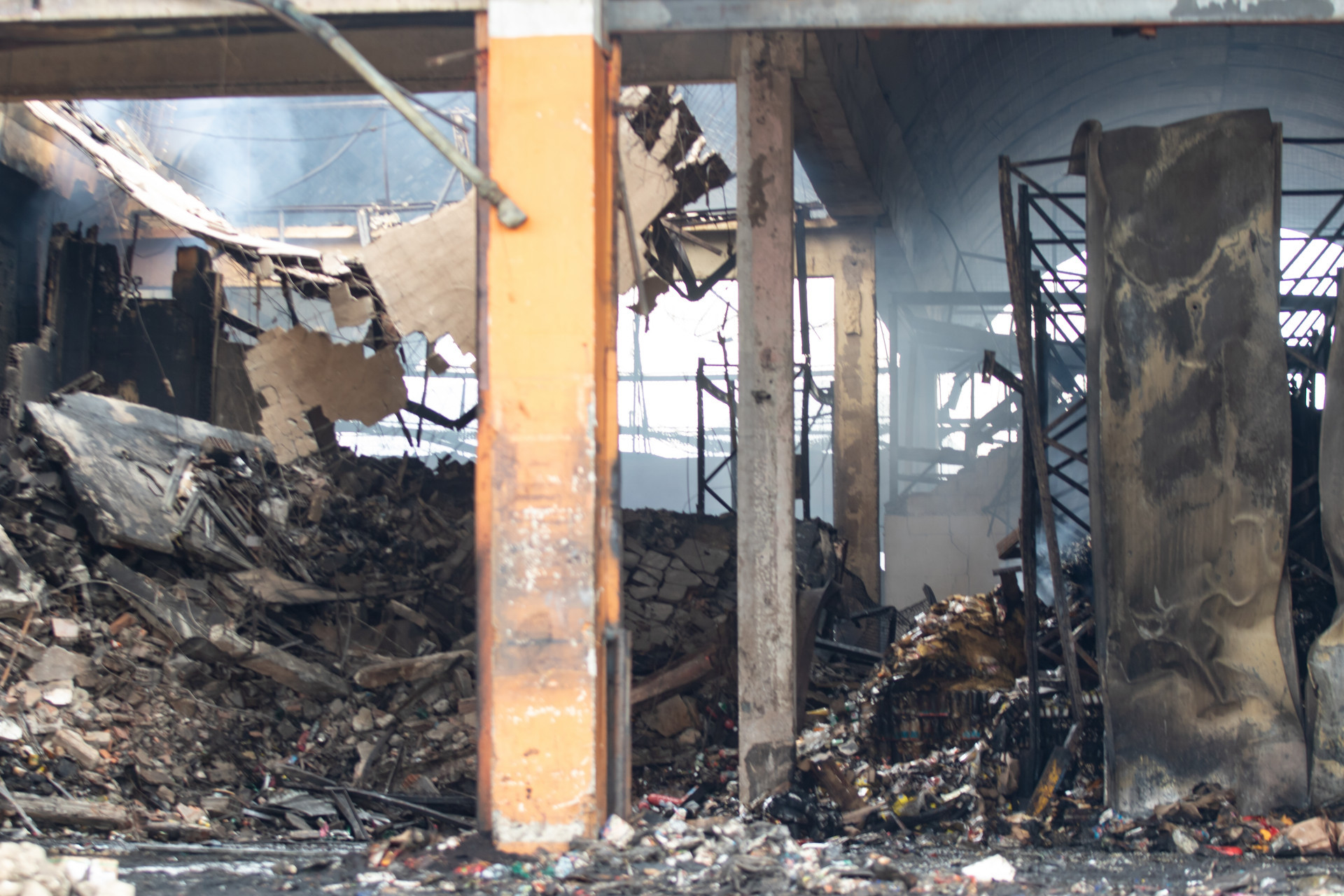 Comerciantes do Ceasa de Irajá enfrentam insalubridade, mau cheiro e falta de limpeza após incêndio - Érica Martin/Agência O Dia