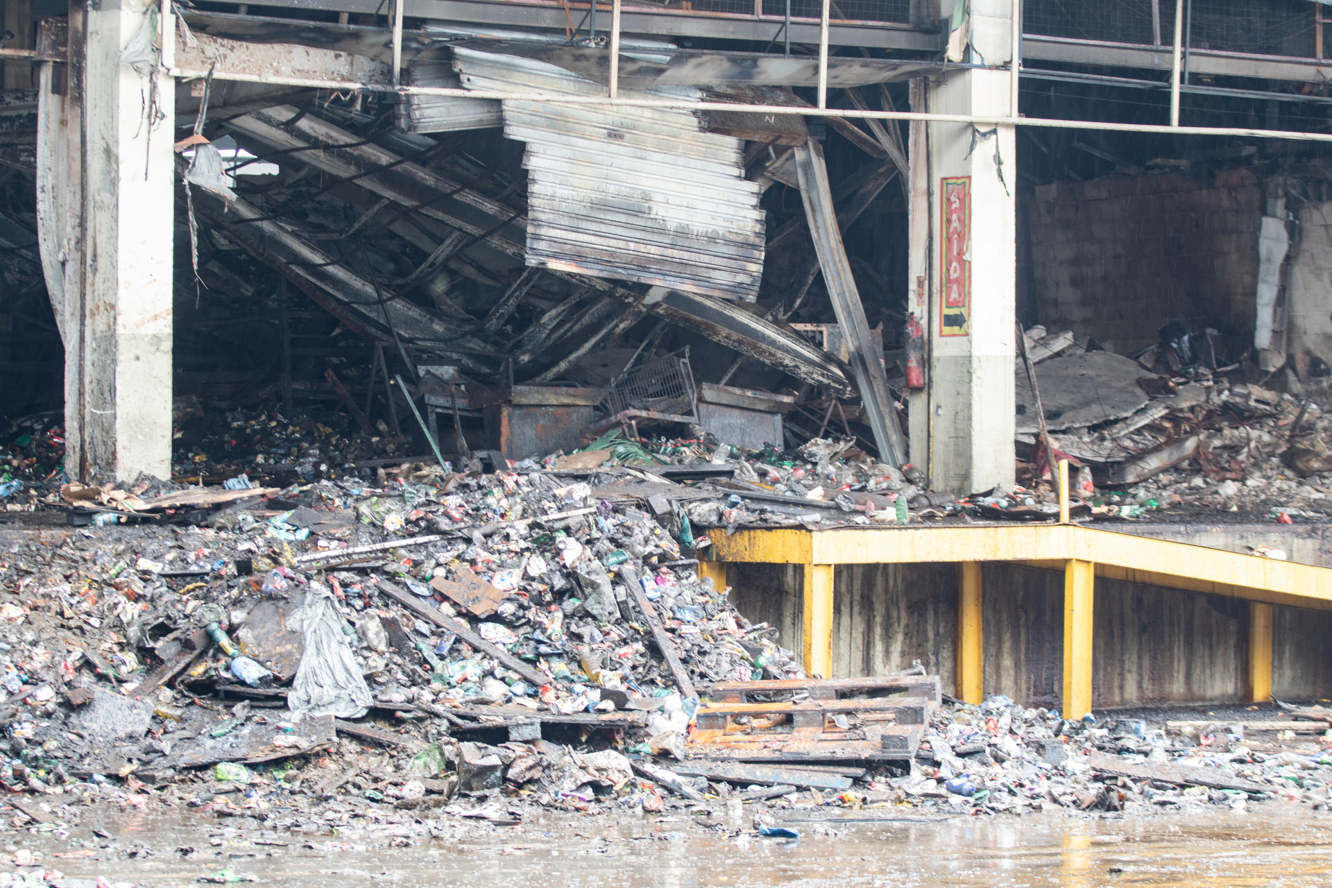 Comerciantes do Ceasa de Irajá enfrentam insalubridade, mau cheiro e falta de limpeza após incêndio - Érica Martin/Agência O Dia