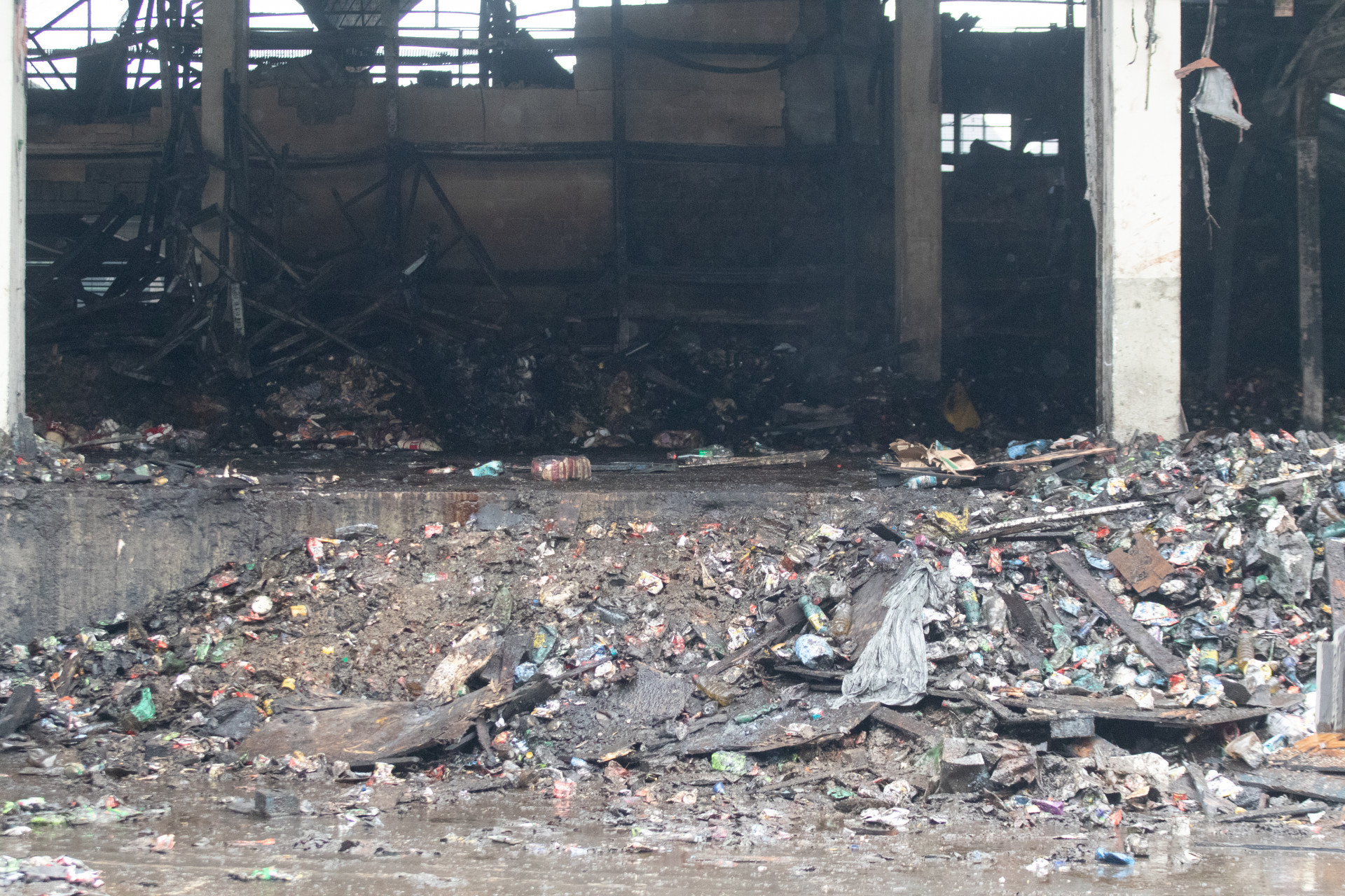 Comerciantes do Ceasa de Irajá enfrentam insalubridade, mau cheiro e falta de limpeza após incêndio - Érica Martin/Agência O Dia