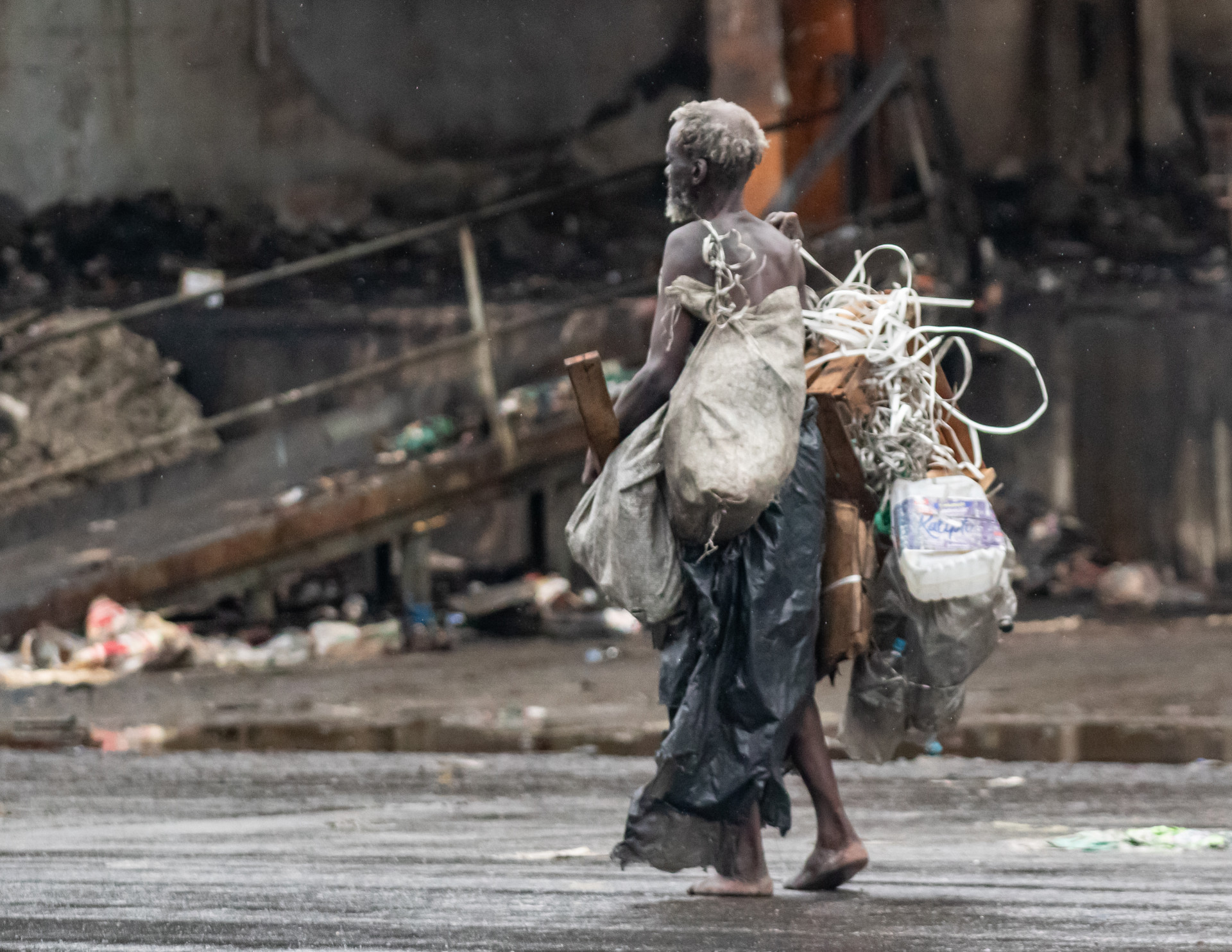 Ceasa de Irajá permanece sem limpeza adequada e com forte odor quase uma semana após incêndio - Érica Martin/Agência O Dia