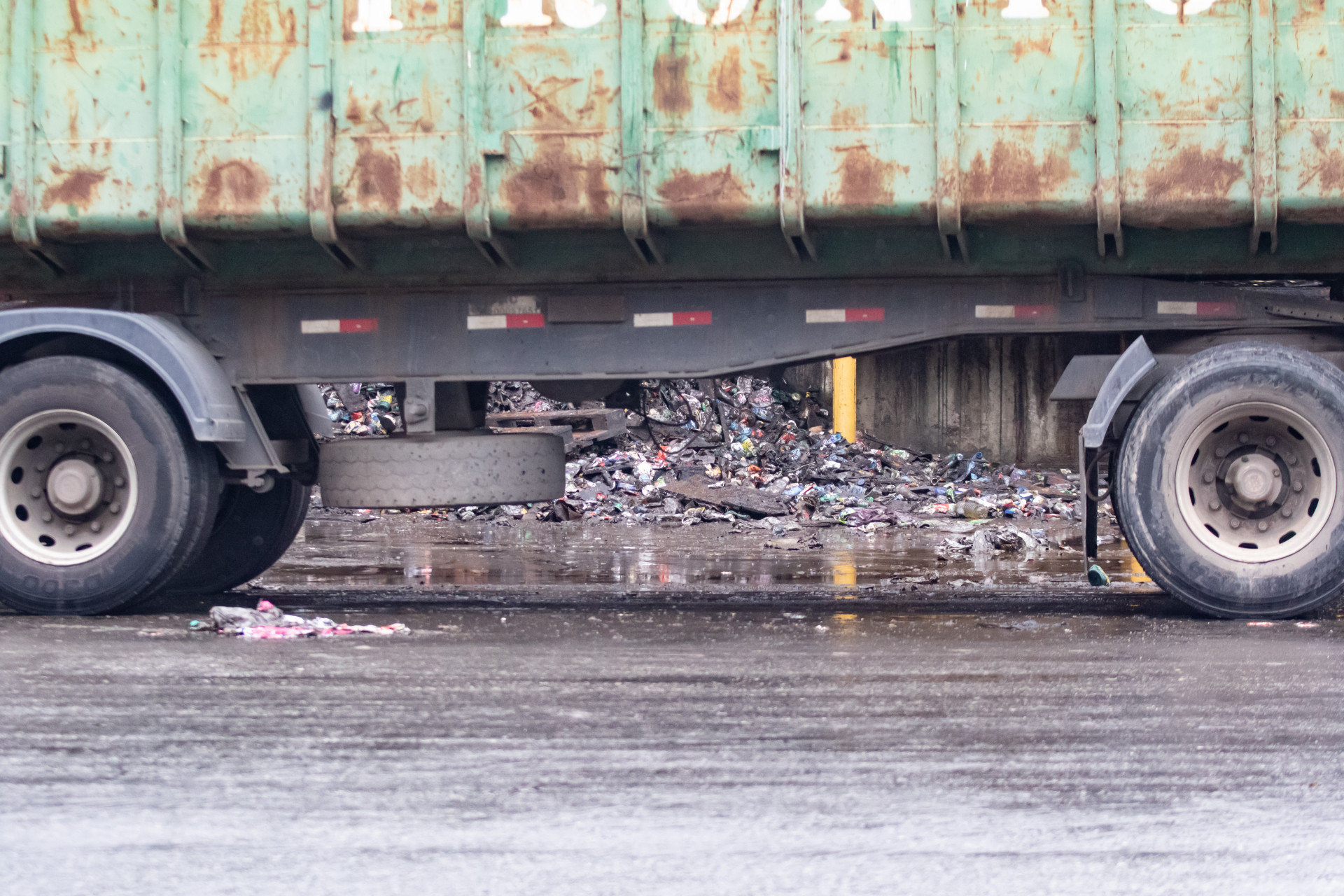 Comerciantes do Ceasa de Irajá enfrentam insalubridade, mau cheiro e falta de limpeza após incêndio - Érica Martin/Agência O Dia