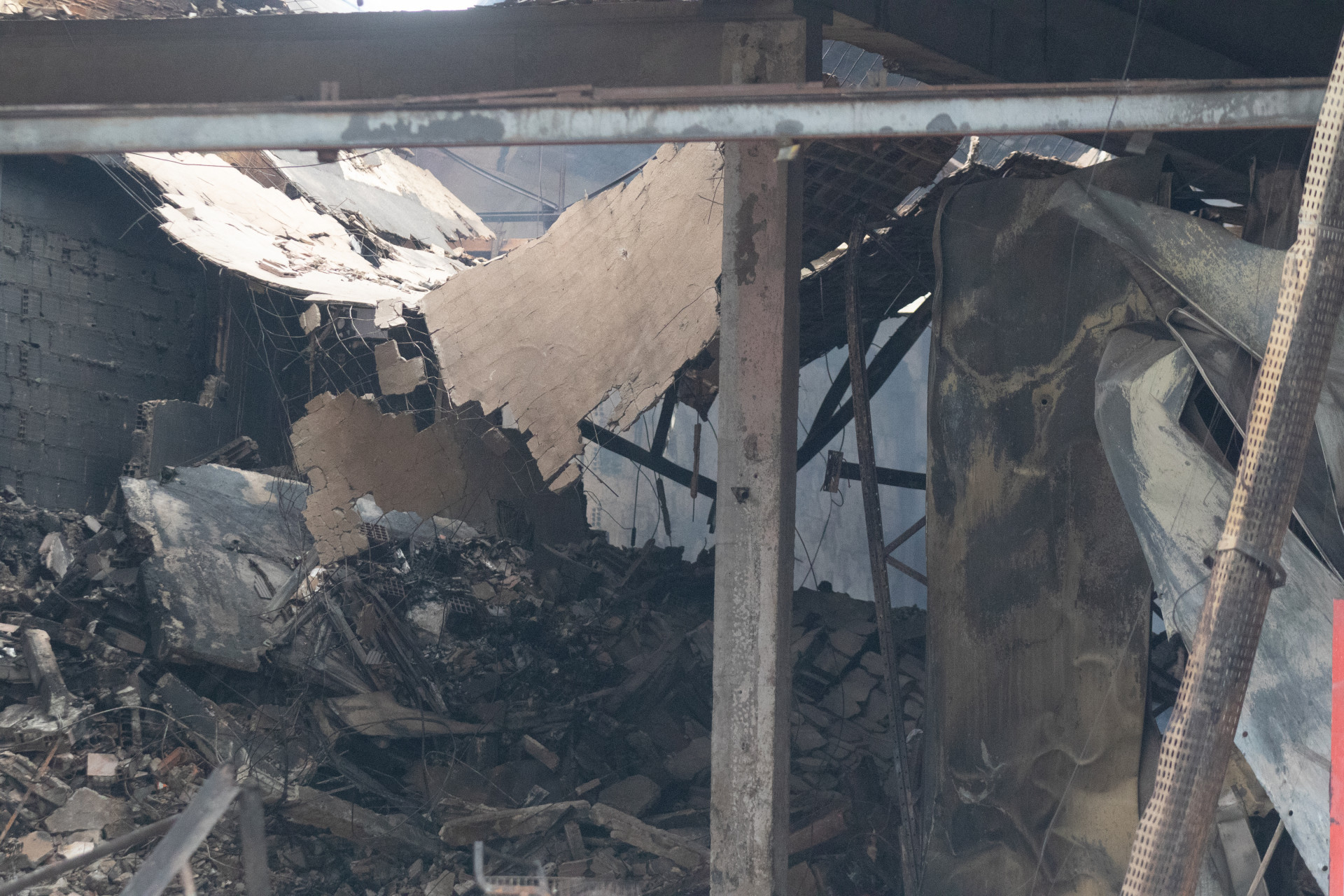 Pavilhão 43 do Ceasa de Irajá, na Zona Norte, ficou destruído para após incêndio no último dia 3 - Érica Martin/Agência O Dia