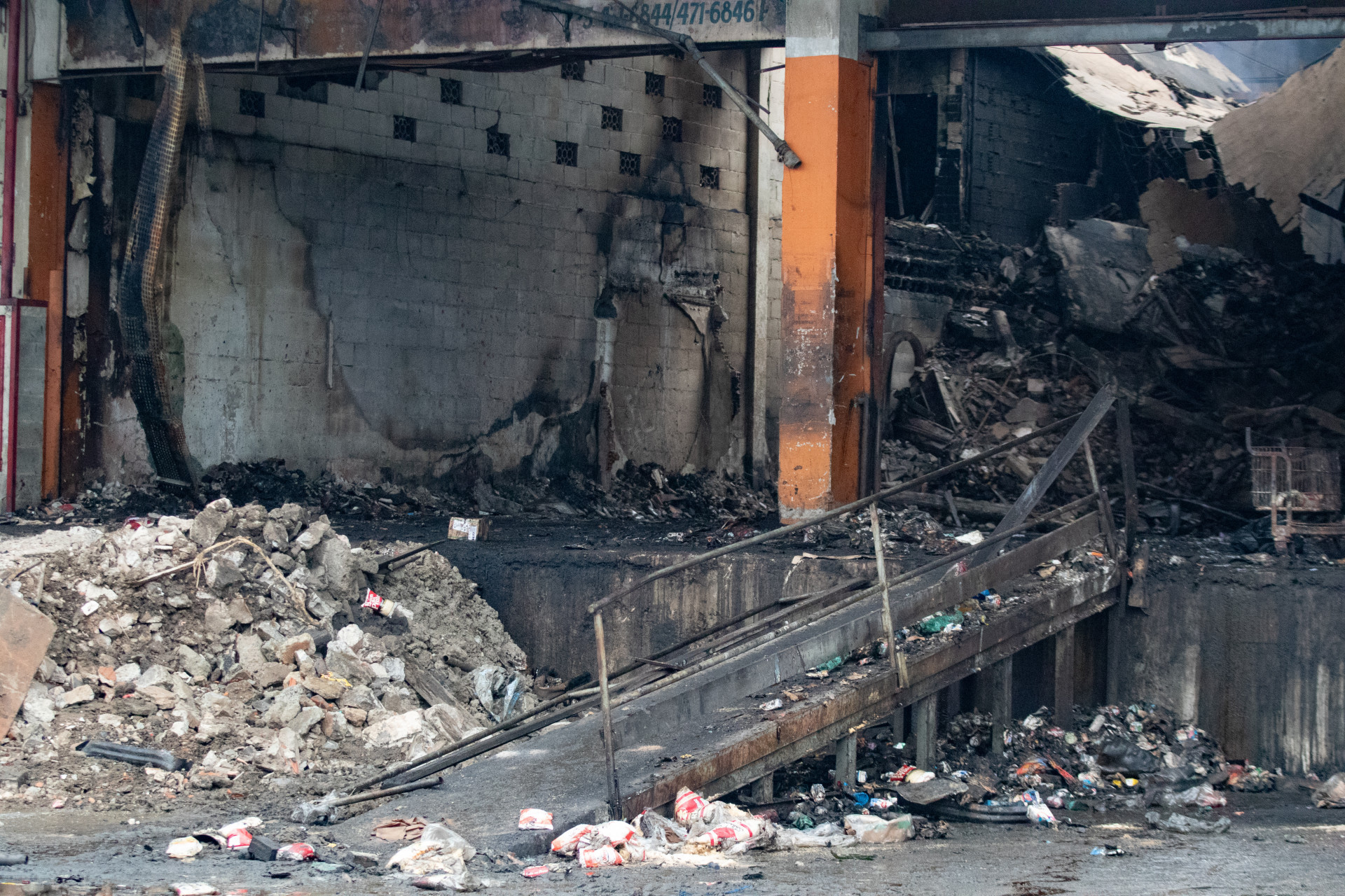 Pavilhão 43 do Ceasa de Irajá, na Zona Norte, ficou destruído para após incêndio no último dia 3 - Érica Martin/Agência O Dia