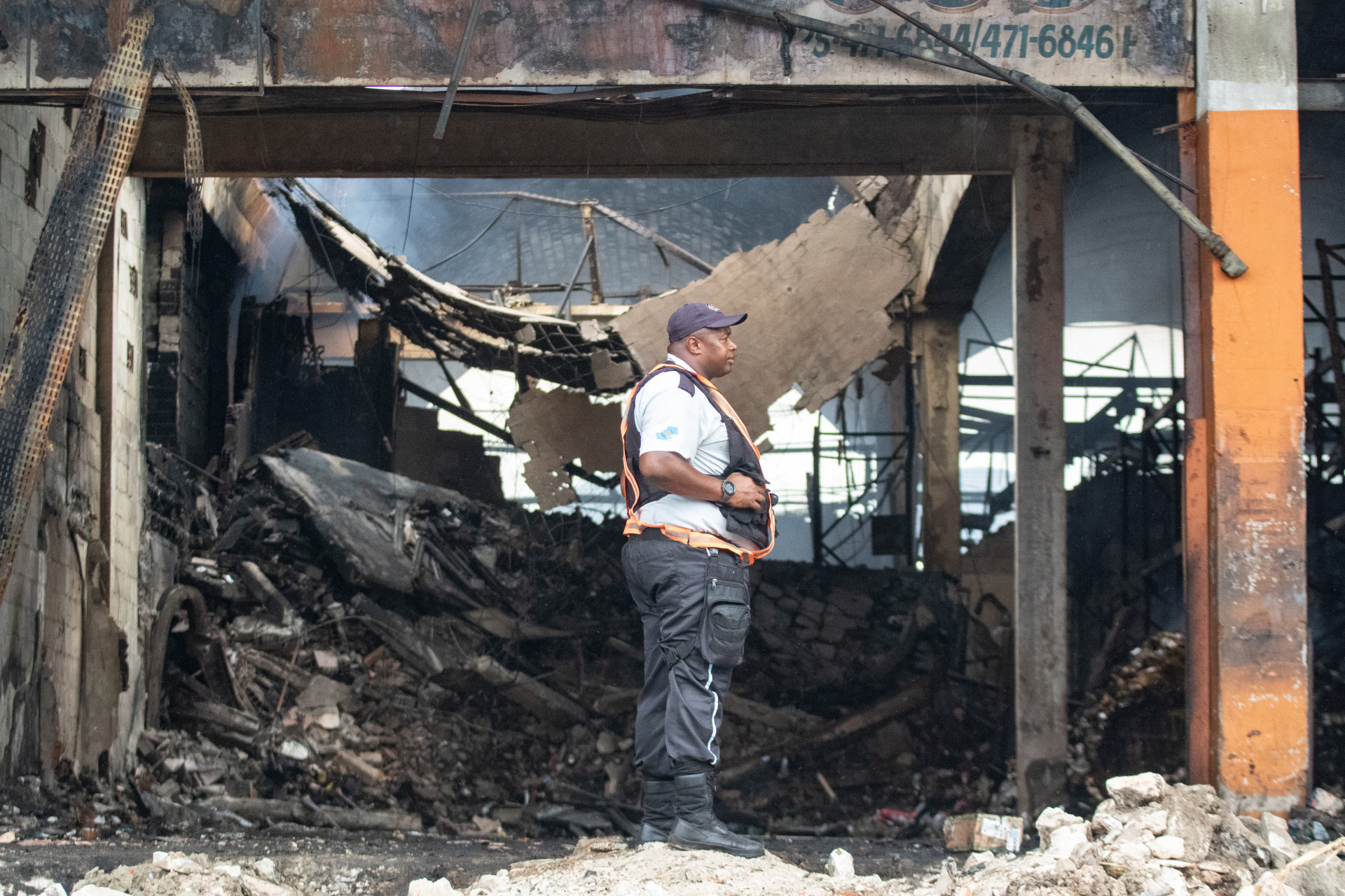 Rescaldo do incêndio que aconteceu no CEASA, localizado em Irajá, Zona Norte do Rio de Janeiro, na última quarta-feira (03). - Érica Martin/Agência O Dia