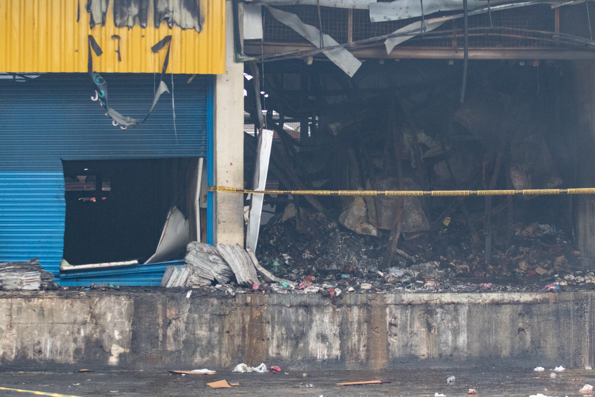 Pavilhão 43 do Ceasa de Irajá, na Zona Norte, ficou destruído para após incêndio no último dia 3 - Érica Martin/Agência O Dia