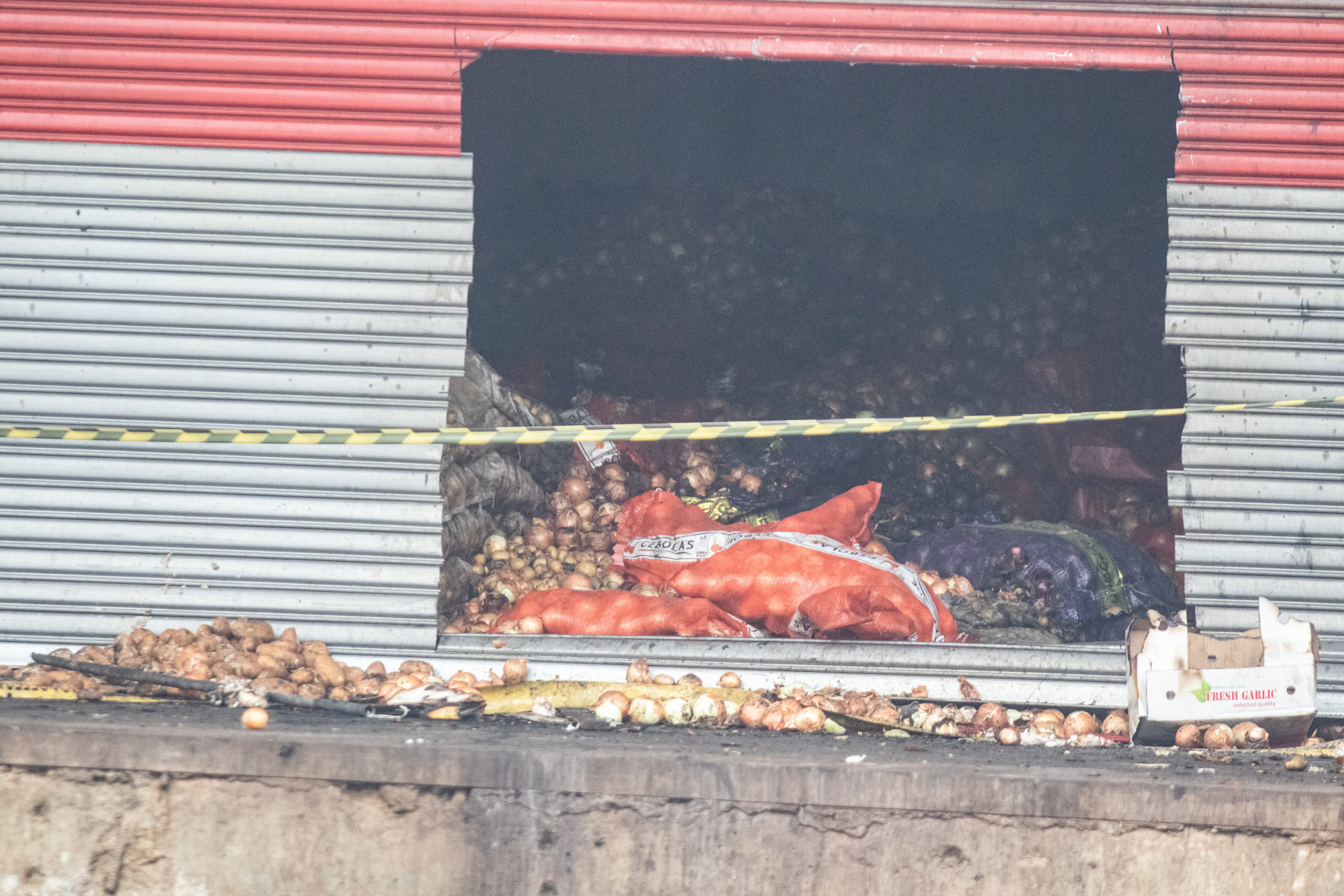 Pavilhão 43 do Ceasa de Irajá, na Zona Norte, ficou destruído para após incêndio no último dia 3 - Érica Martin/Agência O Dia