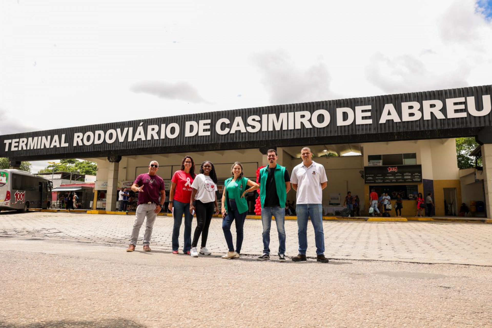 Profissionais orientam viajantes e trabalhadores no terminal durante a mobilização do Dezembro Vermelho - Foto: Divulgação