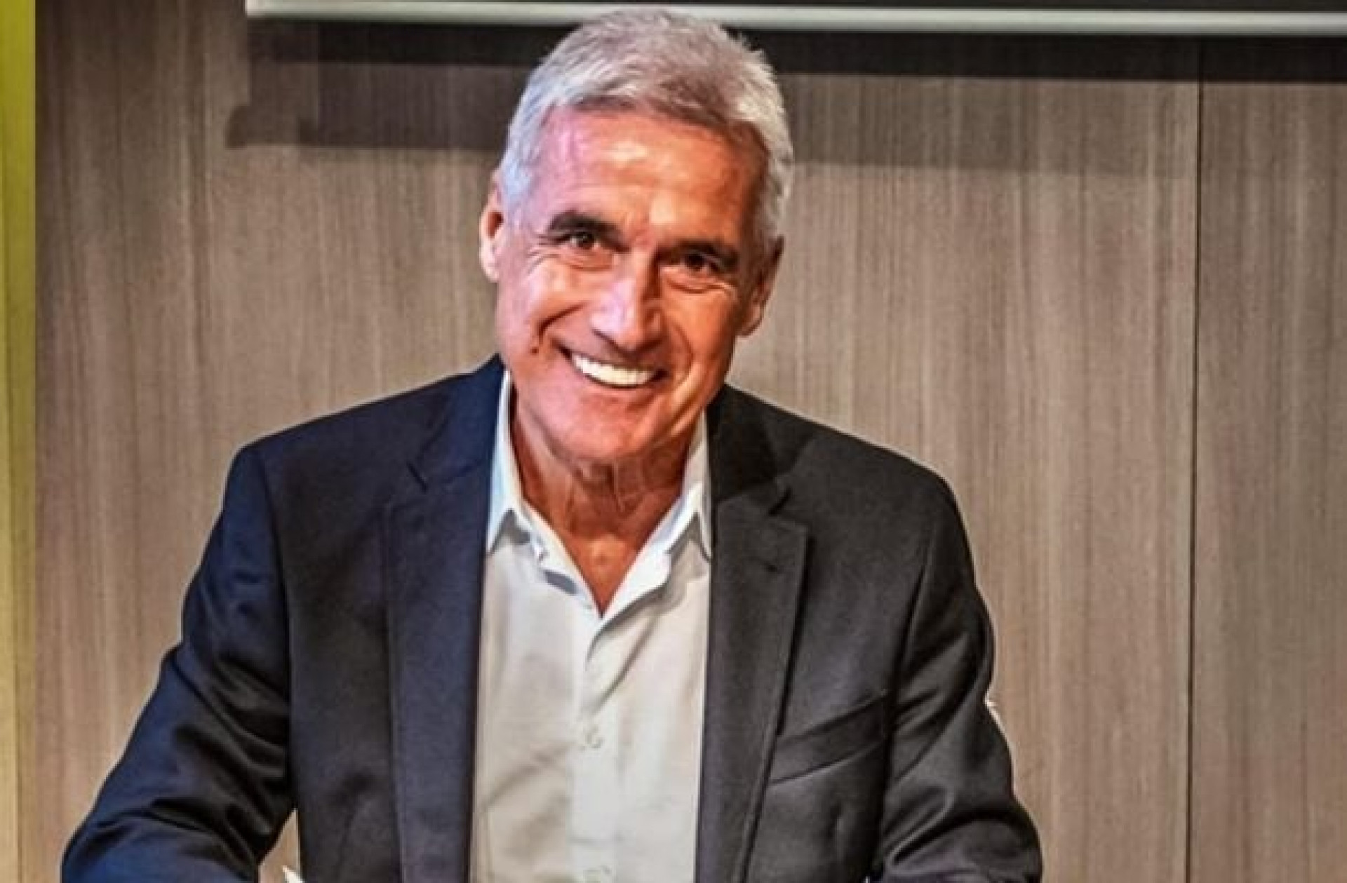 Com saída de Mano Menezes, Luis Castro é o candidato favorito a assumir o comando do Grêmio