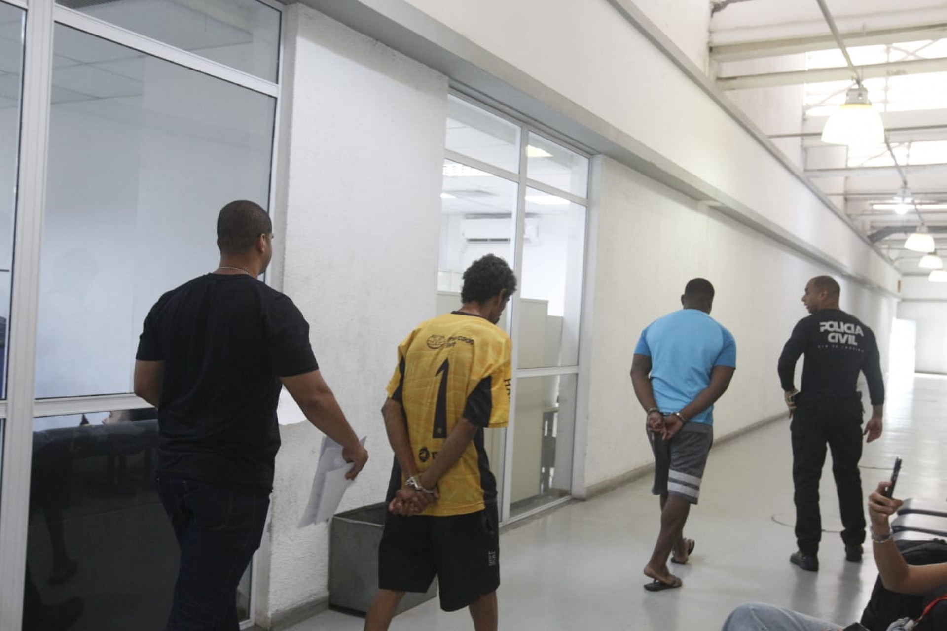 Presos foram levados para sede da DRFC, na Cidade da Polícia, na Zona Norte do Rio - Reginaldo Pimenta / Agência O Dia