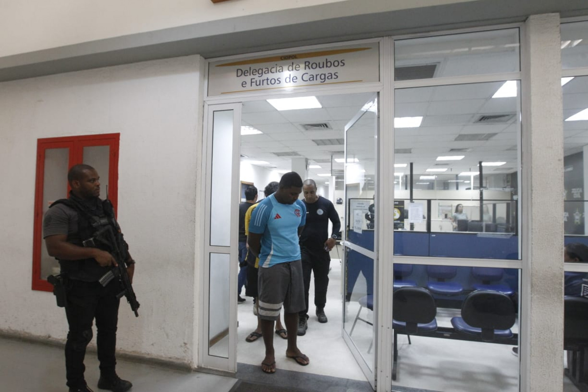 Presos foram levados para sede da DRFC, na Cidade da Polícia, na Zona Norte do Rio - Reginaldo Pimenta / Agência O Dia