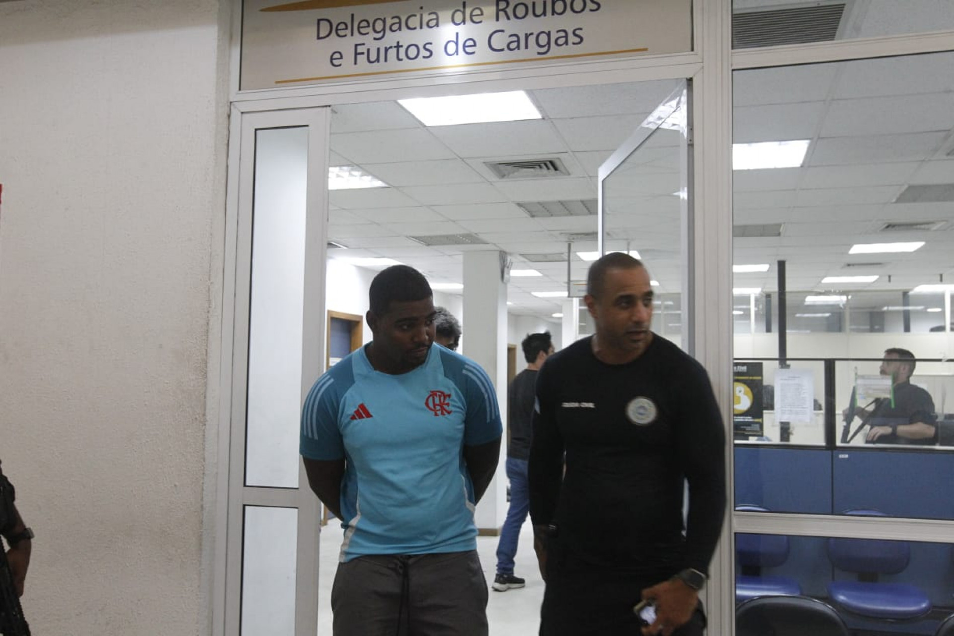 Presos foram levados para sede da DRFC, na Cidade da Polícia, na Zona Norte do Rio - Reginaldo Pimenta / Agência O Dia