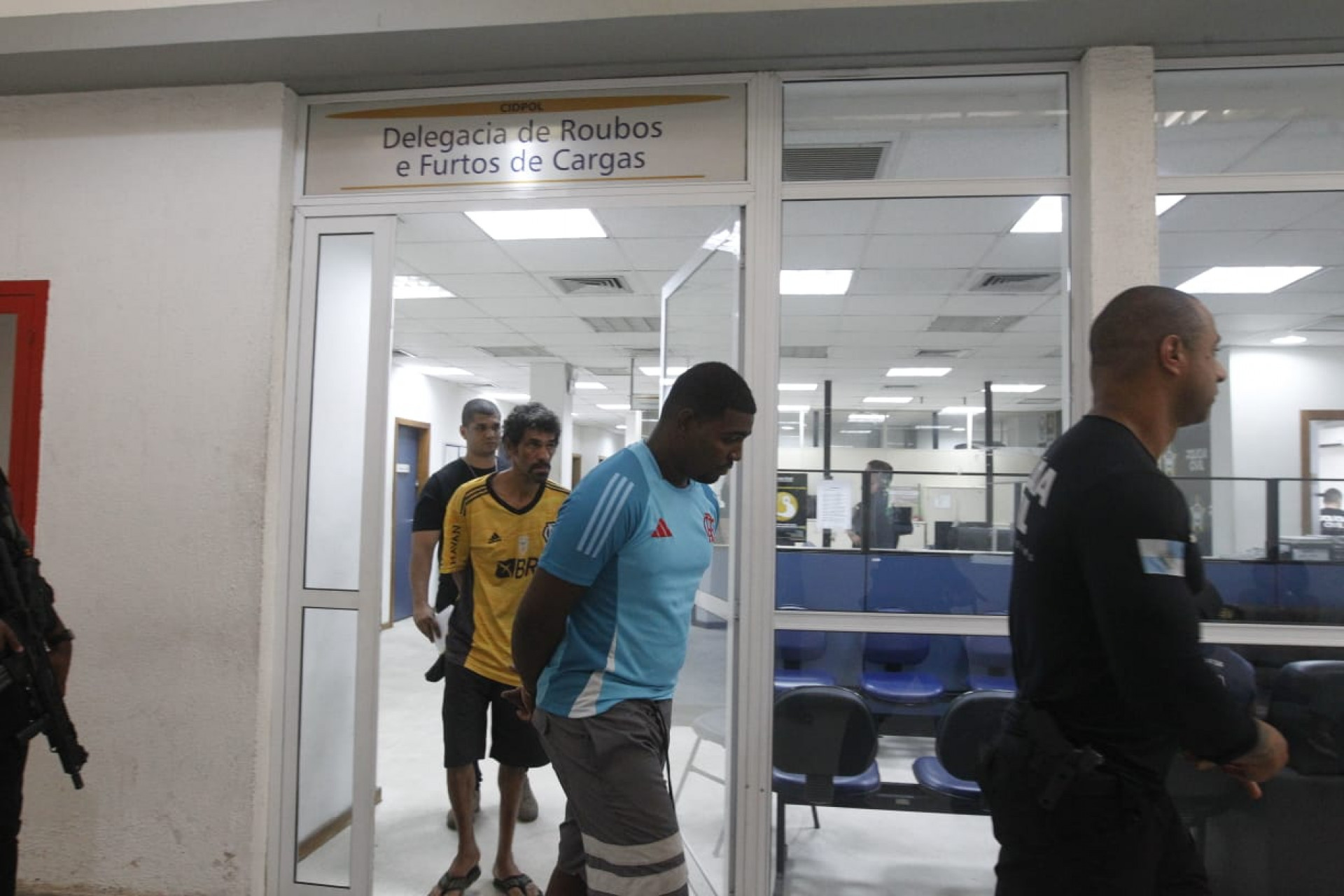 Presos foram levados para sede da DRFC, na Cidade da Polícia, na Zona Norte do Rio - Reginaldo Pimenta / Agência O Dia