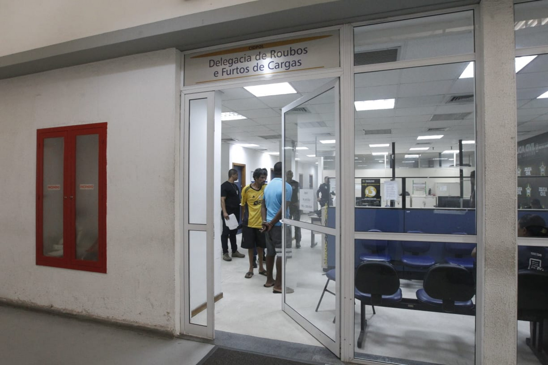 Presos foram levados para sede da DRFC, na Cidade da Polícia, na Zona Norte do Rio - Reginaldo Pimenta / Agência O Dia