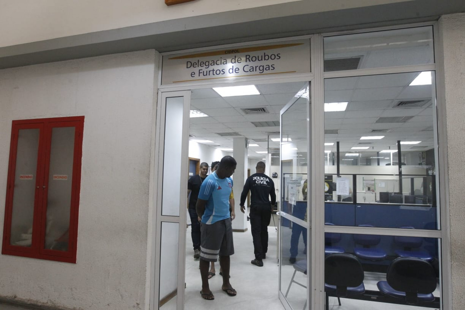 Presos foram levados para sede da DRFC, na Cidade da Polícia, na Zona Norte do Rio - Reginaldo Pimenta / Agência O Dia