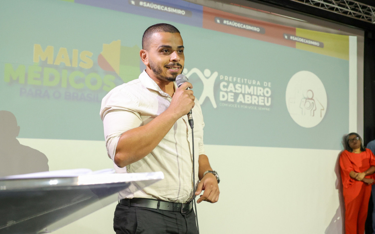 Equipes de Saúde da Família recebem novos médicos durante cerimônia no Cineteatro Meus Oito Anos