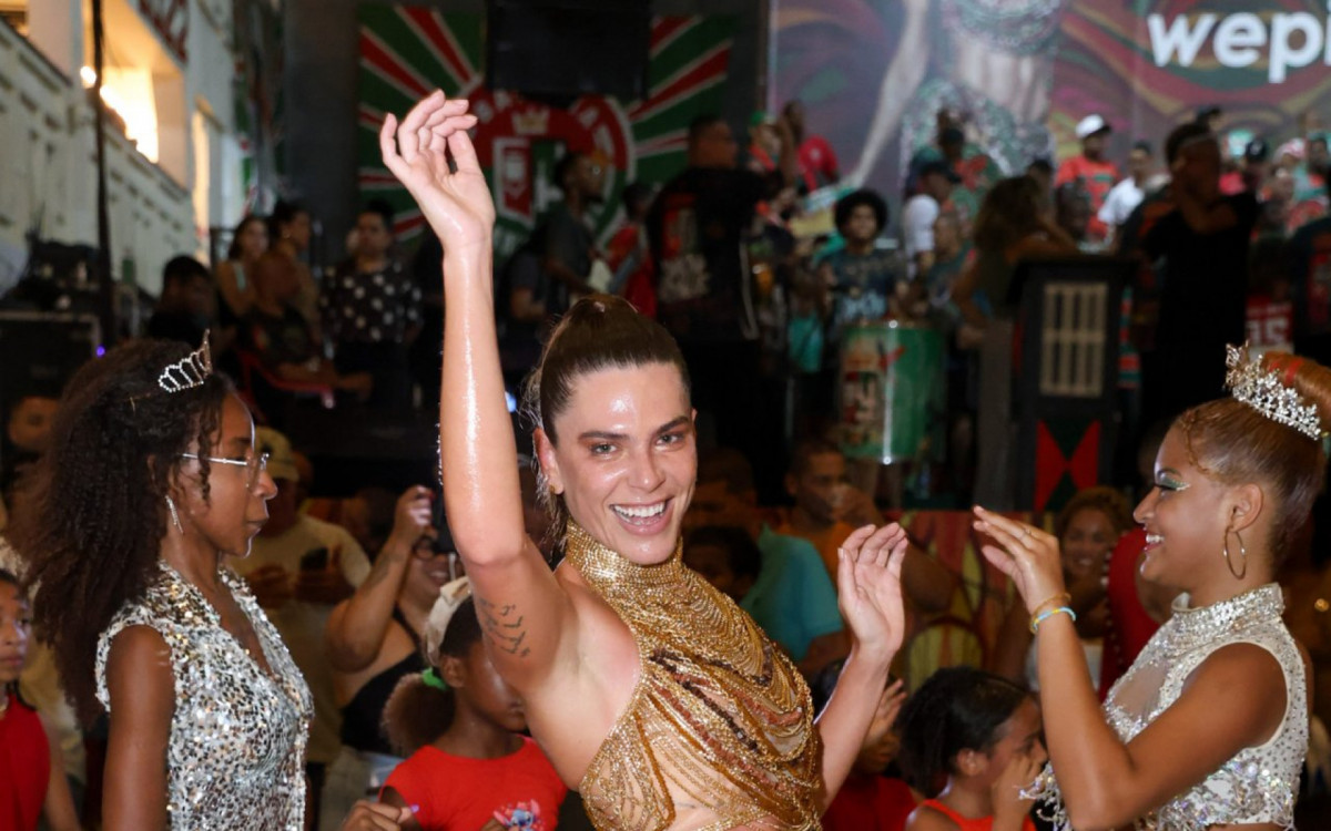 Mariana Goldfarb marca presença em ensaio da Grande Rio