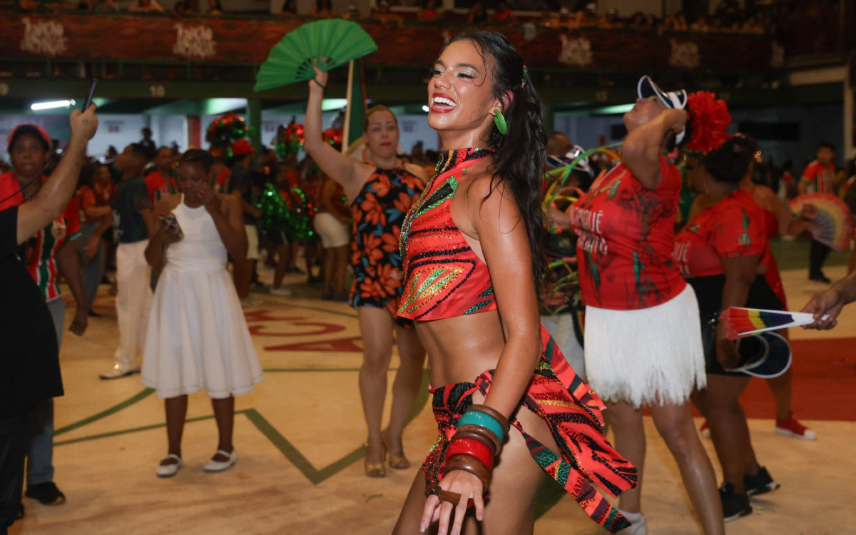 Alane Dias marca presença em ensaio da Grande Rio