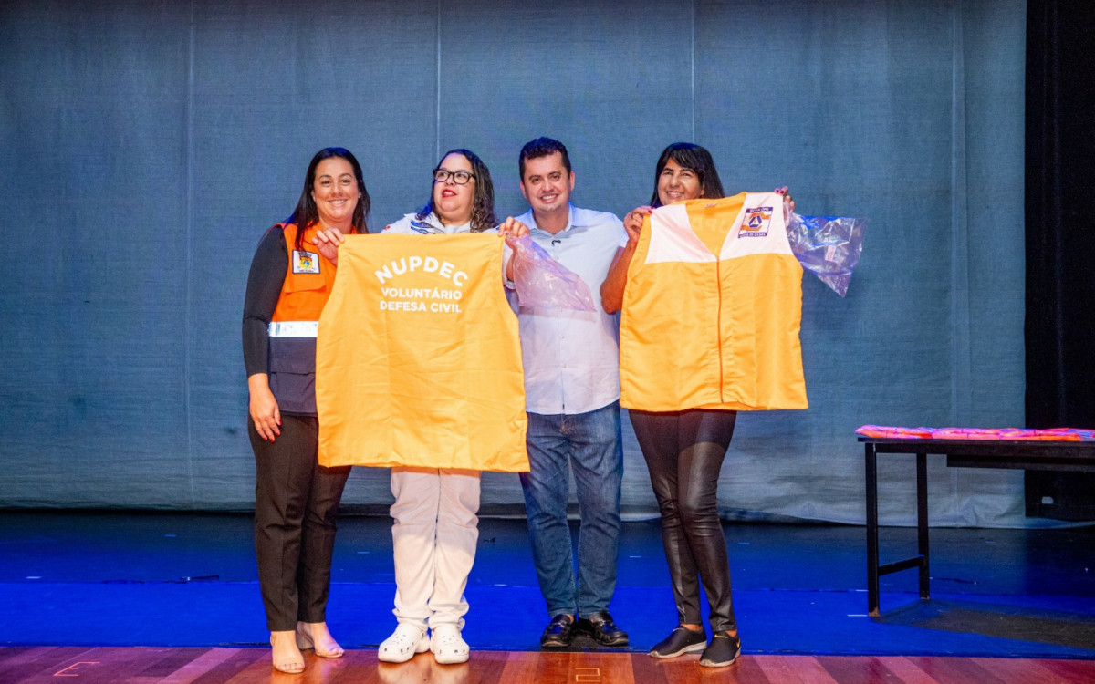 Defesa Civil de Caxias homenageia voluntários em cerimônia