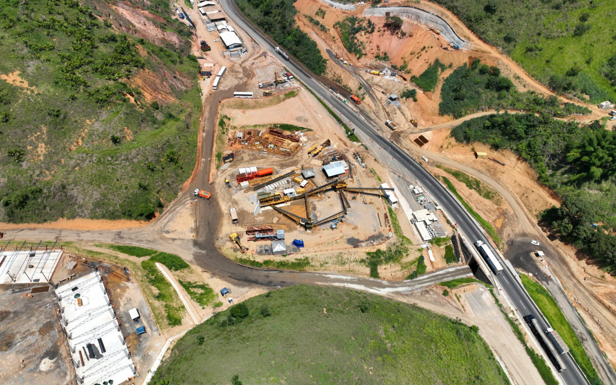 Aproximadamente 2.500 trabalhadores atuam diariamente em dois turnos ? diurno e noturno ? e contam com toda a estrutura necessária instalada no próprio local