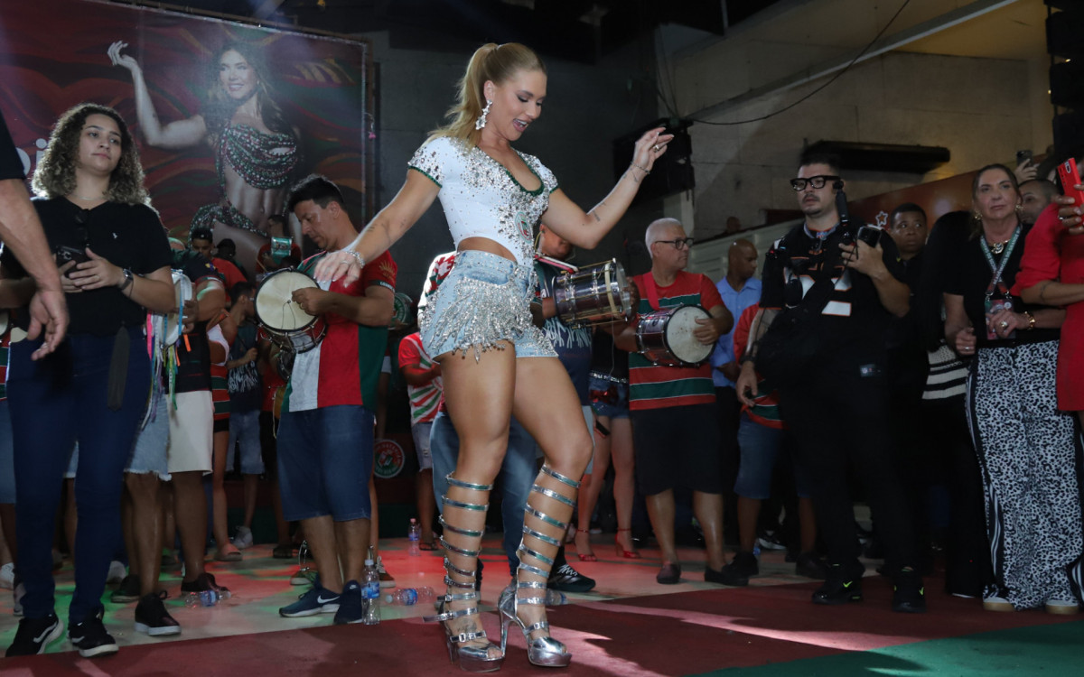 Virginia Fonseca marca presença em ensaio da Grande Rio