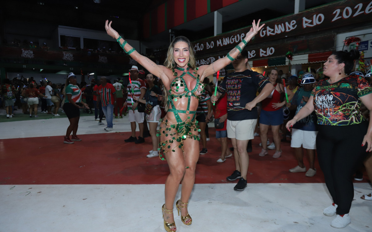 Tati Minerato marca presença em ensaio da Grande Rio