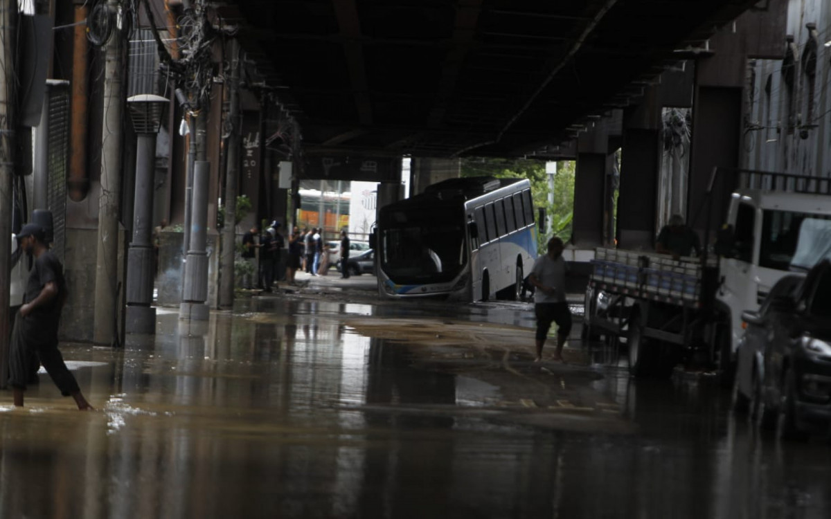 Ônibus cai em buraco após rompimento de adutora, em São Cristóvão

