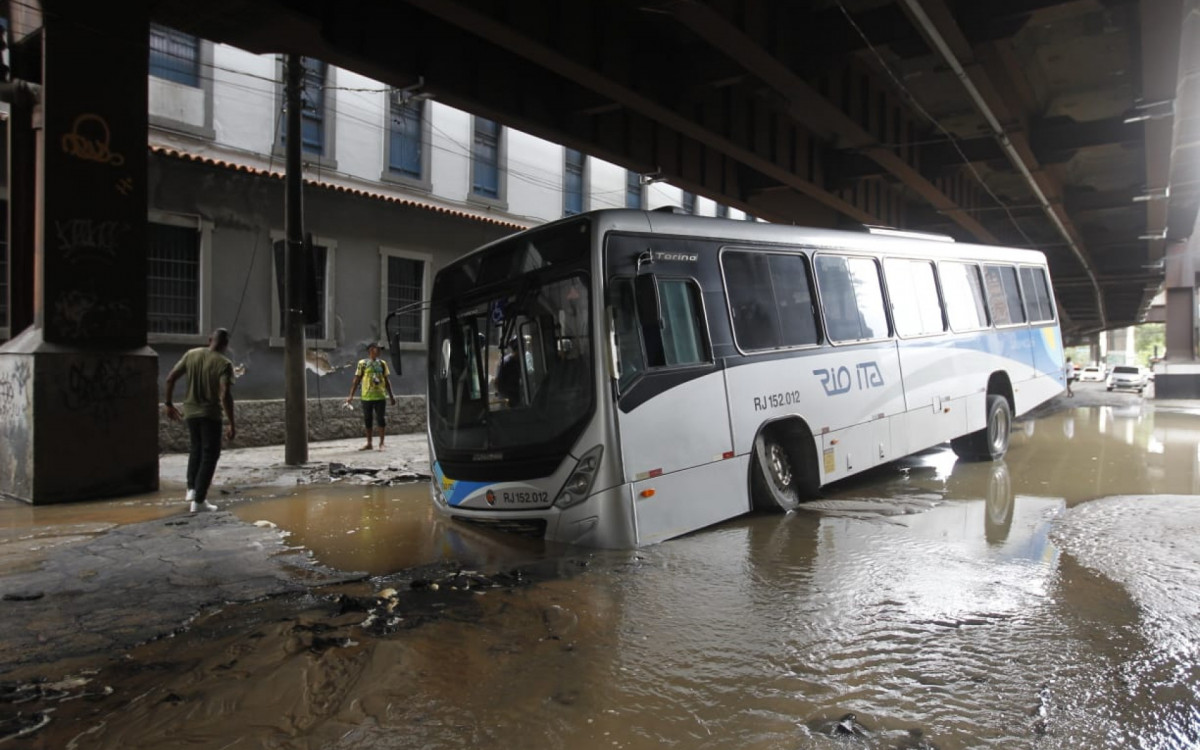 Ônibus cai em buraco após rompimento de adutora, em São Cristóvão
