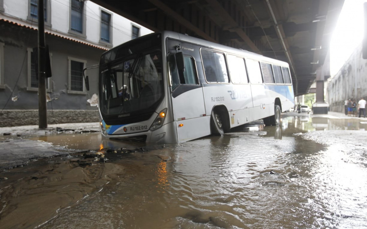 Ônibus cai em buraco após rompimento de adutora, em São Cristóvão
