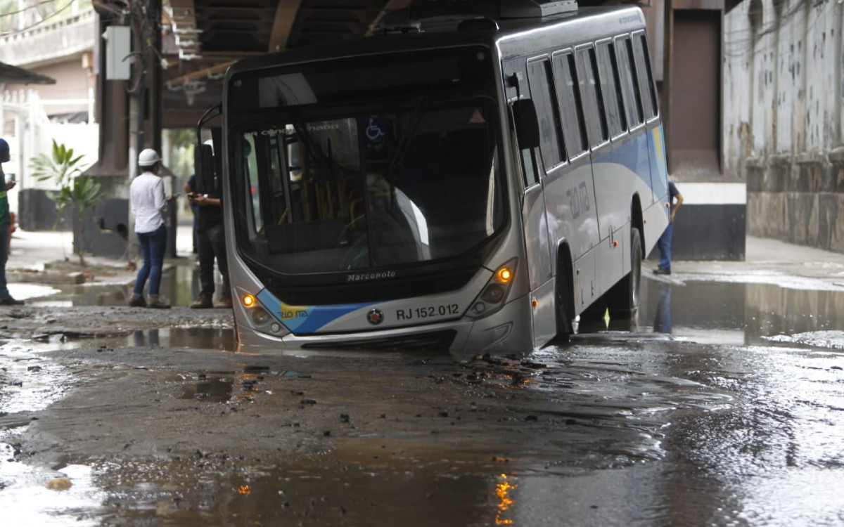 Ônibus cai em buraco após rompimento de adutora, em São Cristóvão
