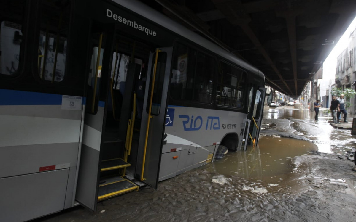Ônibus cai em buraco após rompimento de adutora, em São Cristóvão
