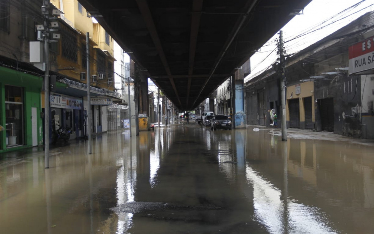 Ônibus cai em buraco após rompimento de adutora, em São Cristóvão
