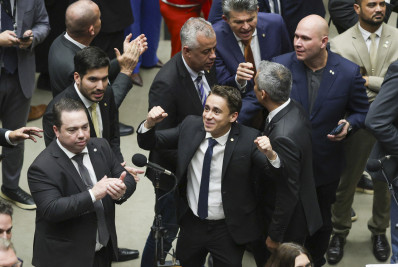 Veja como cada partido votou no projeto que pode reduzir pena de Bolsonaro