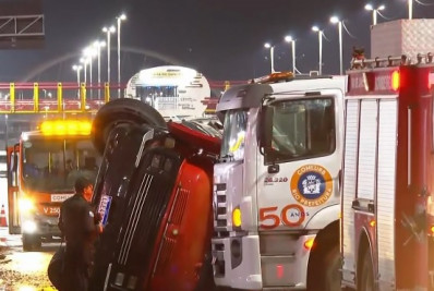 Motorista perde controle e caminhão tomba em pista da Avenida Brasil