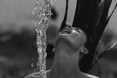 Alessandra Ambrosio eleva temperatura em cliques de topless