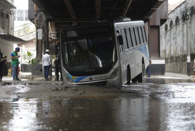 Fotos: Ônibus cai em buraco causado por vazamento de água, em São Cristóvão