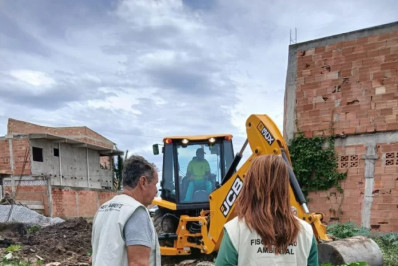 Prefeitura remove fundações clandestinas e interrompe construção sem licença no Jardim Esperança, em Cabo Frio