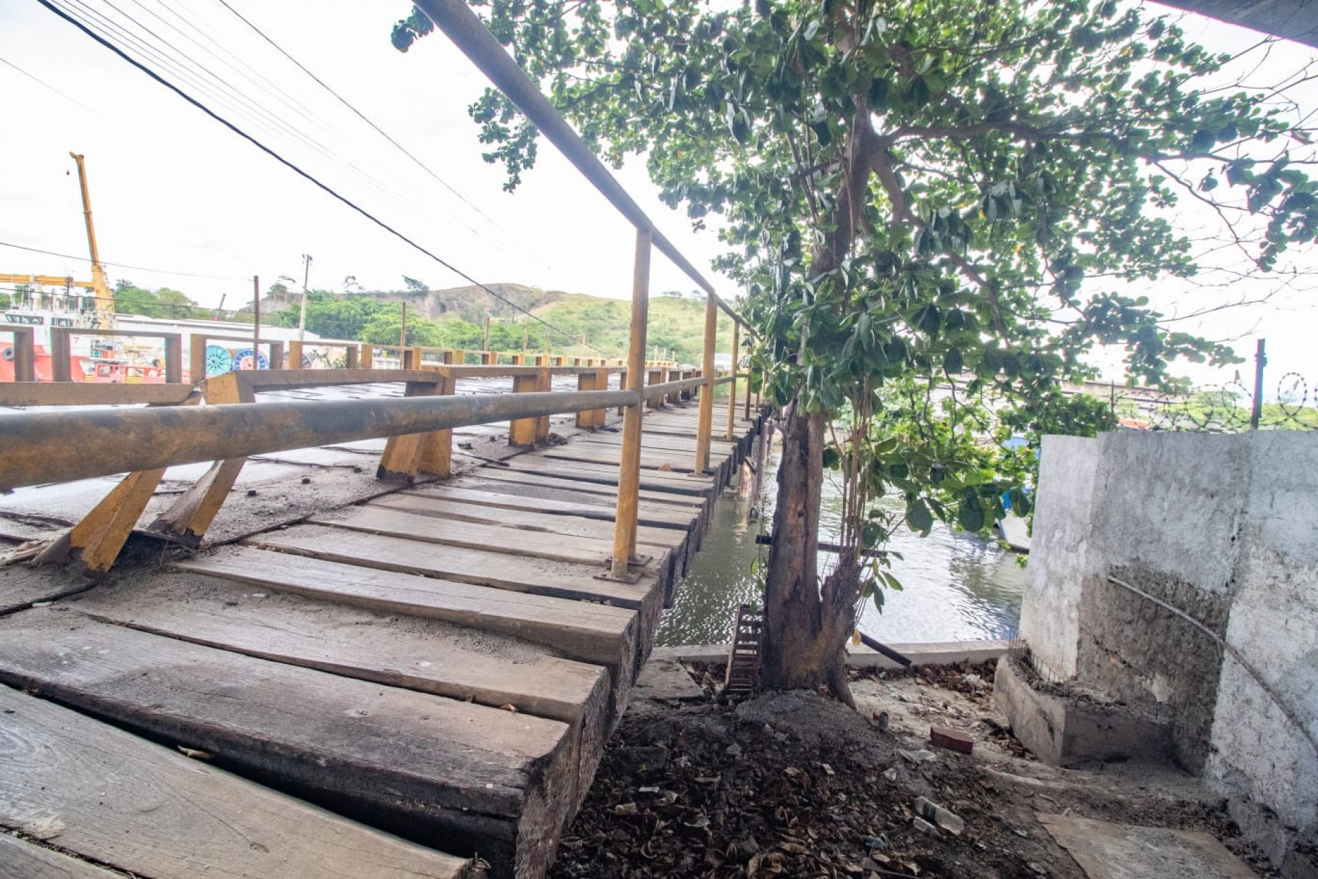 Pedestres acabam por usar a parte destinada aos carros - Erica Martin / Agência O Dia