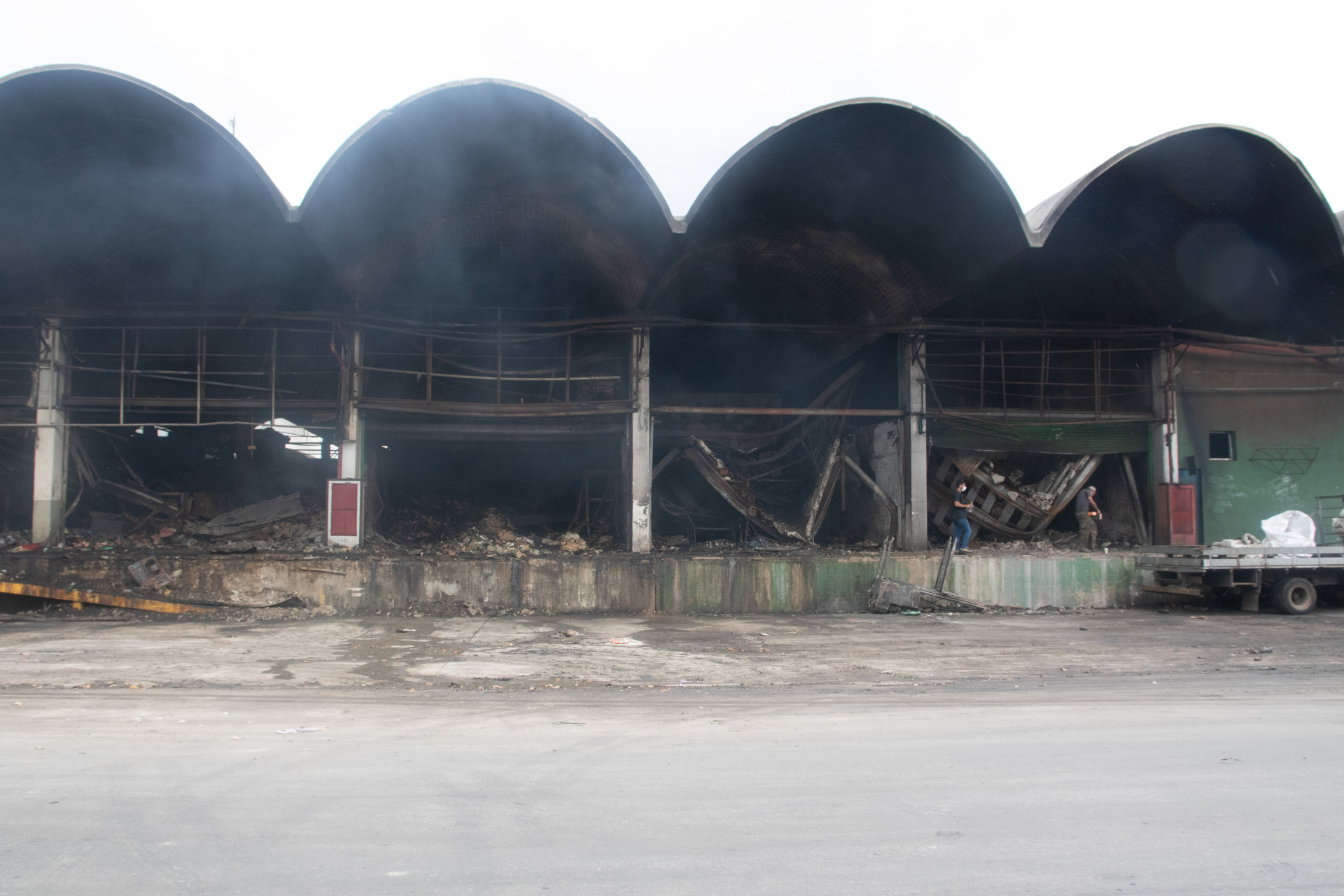 Brigada de Inc&ecirc;ndio do Ceasa de Iraj&aacute; monitora focos de fuma&ccedil;a sob os escombros nesta quarta-feira (10) - &Eacute;rica Martin/Ag&ecirc;ncia O Dia